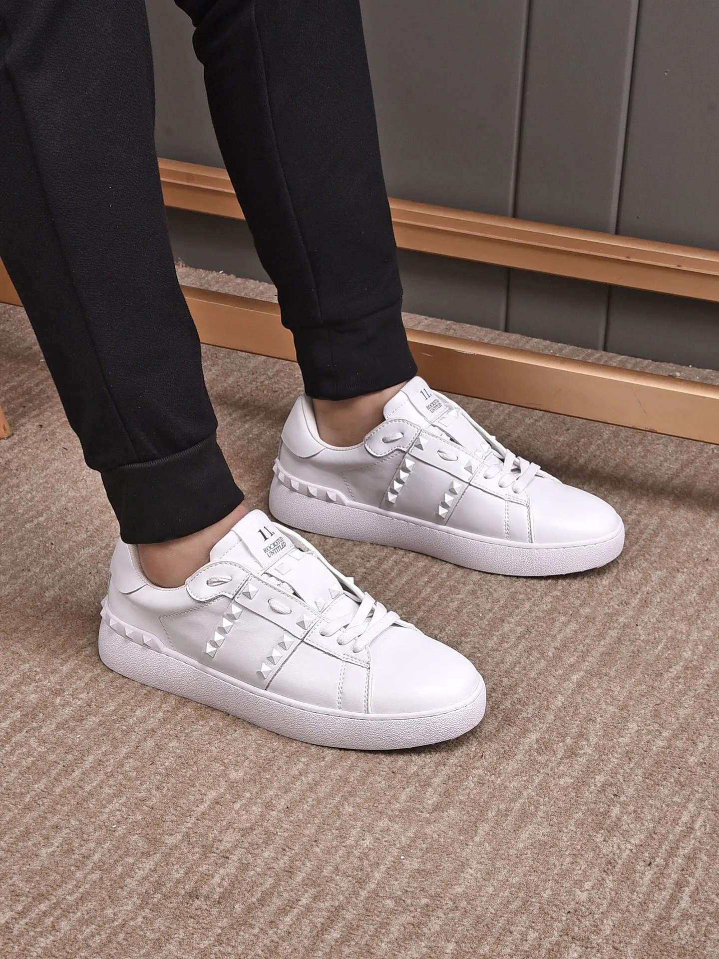 Men's shoes 440💰 (men and women couples) Valentino classic color matching series casual shoes. Made with heavy craftsmanship, good products pay attention to every detail. A must-have trendy item that can be worn all year round, it has been worn by many celebrities and Internet celebrities~~Imported cowhide surface, unique design concept, sheepskin lining, counter quality. Women’s clothing 35-40. Men’s clothing 39-44, 45-46 (returns and exchanges are not supported for custom-made items)